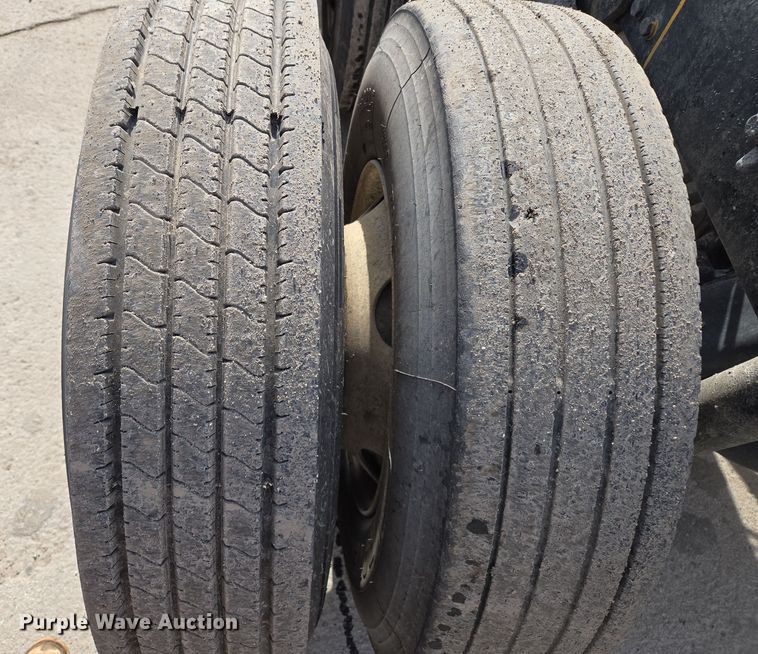 image for item EQ6777 2004 Sterling  LT9500 truck cab and chassis