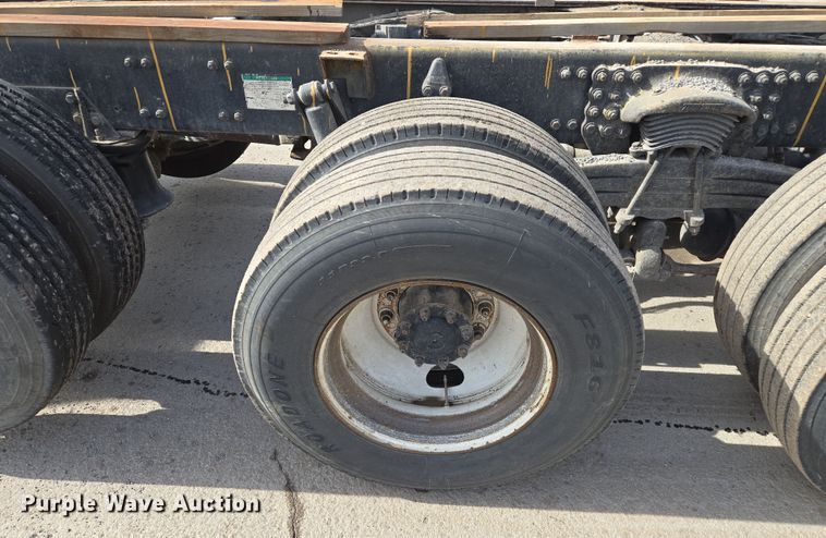 image for item EQ6777 2004 Sterling  LT9500 truck cab and chassis