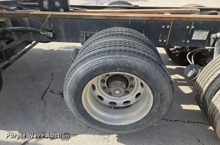 image for item EQ6777 2004 Sterling  LT9500 truck cab and chassis