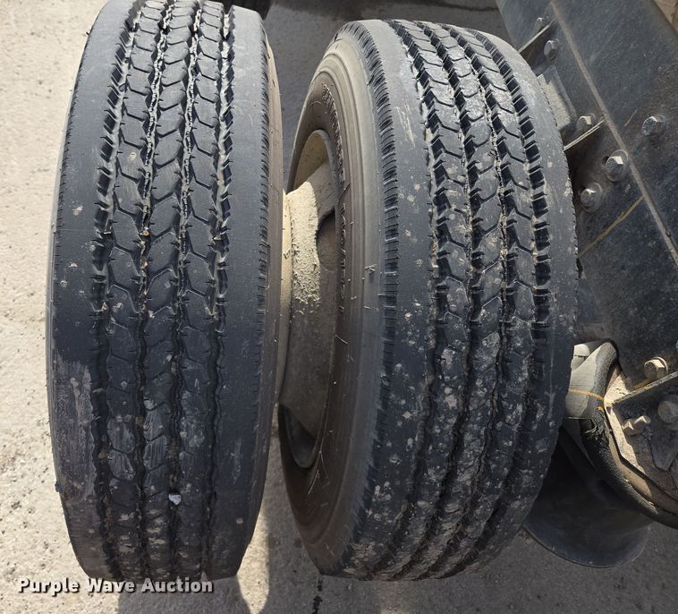 image for item EQ6777 2004 Sterling  LT9500 truck cab and chassis