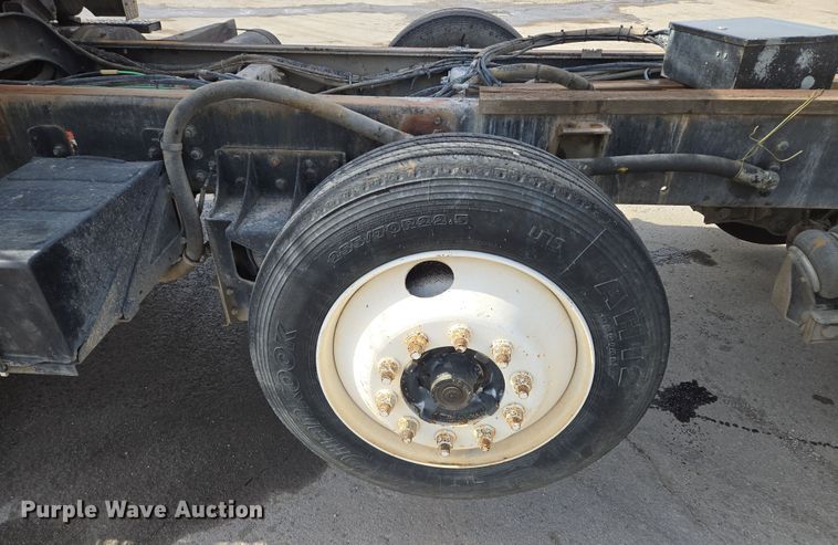 image for item EQ6777 2004 Sterling  LT9500 truck cab and chassis