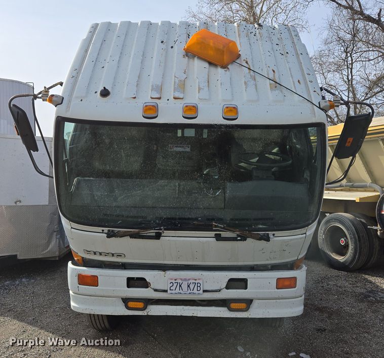 image for item EQ6779 2004 Hino  SQ3325 flatbed truck