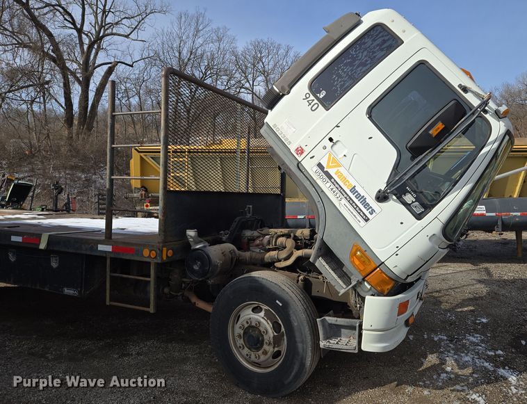 image for item EQ6779 2004 Hino  SQ3325 flatbed truck