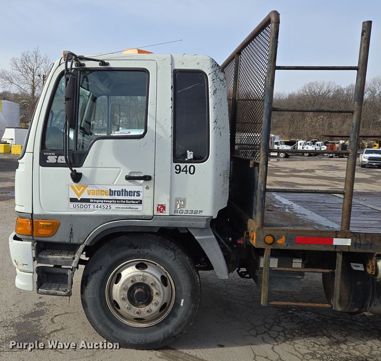 image for item EQ6779 2004 Hino  SQ3325 flatbed truck