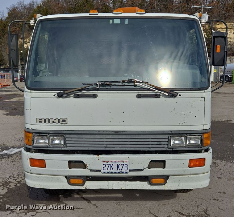 image for item EQ6779 2004 Hino  SQ3325 flatbed truck