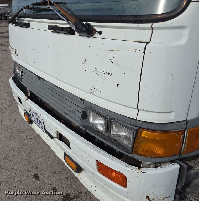 image for item EQ6779 2004 Hino  SQ3325 flatbed truck