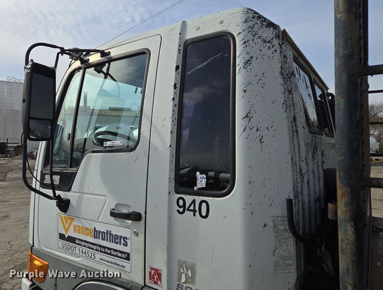 image for item EQ6779 2004 Hino  SQ3325 flatbed truck