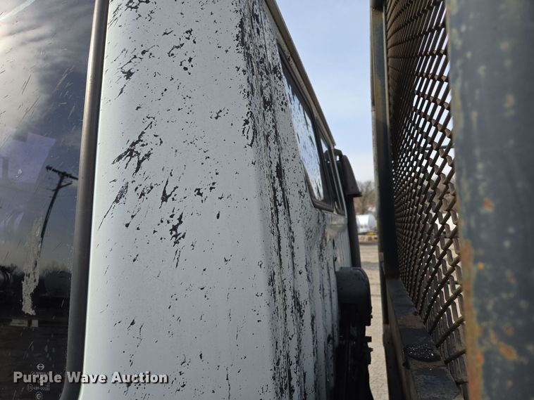 image for item EQ6779 2004 Hino  SQ3325 flatbed truck