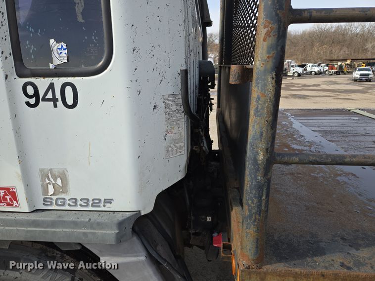 image for item EQ6779 2004 Hino  SQ3325 flatbed truck