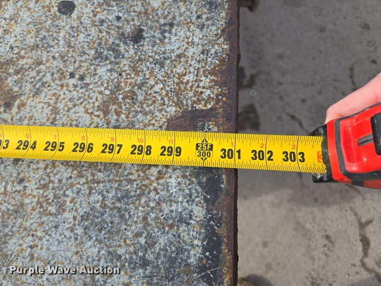 image for item EQ6779 2004 Hino  SQ3325 flatbed truck