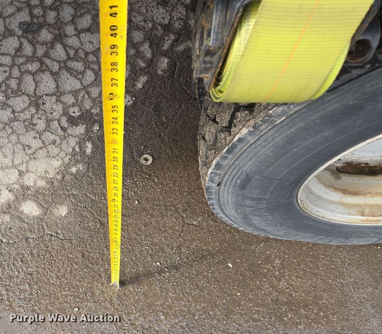 image for item EQ6779 2004 Hino  SQ3325 flatbed truck