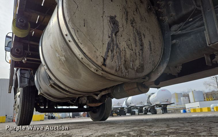 image for item EQ6779 2004 Hino  SQ3325 flatbed truck