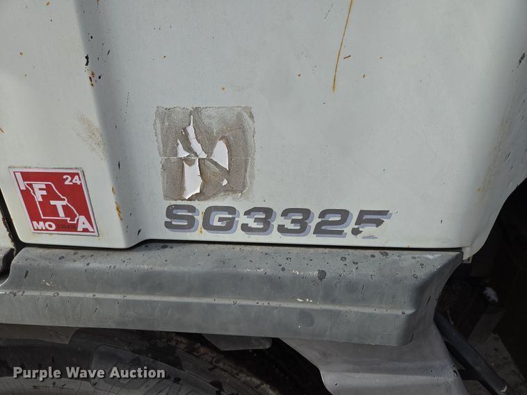 image for item EQ6779 2004 Hino  SQ3325 flatbed truck