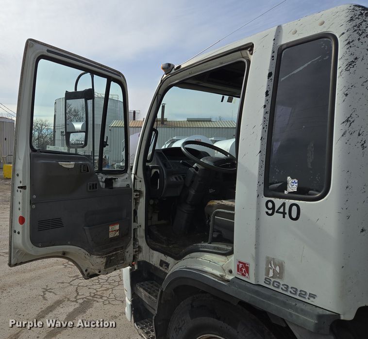 image for item EQ6779 2004 Hino  SQ3325 flatbed truck