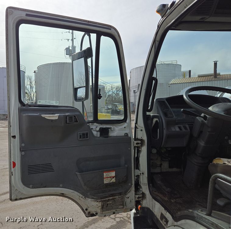 image for item EQ6779 2004 Hino  SQ3325 flatbed truck