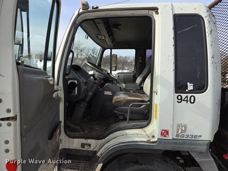 image for item EQ6779 2004 Hino  SQ3325 flatbed truck