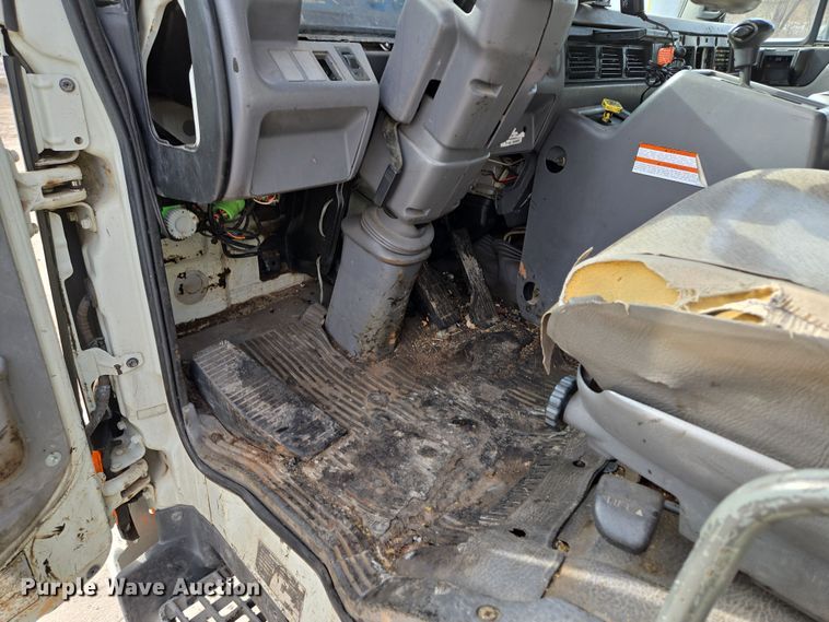 image for item EQ6779 2004 Hino  SQ3325 flatbed truck