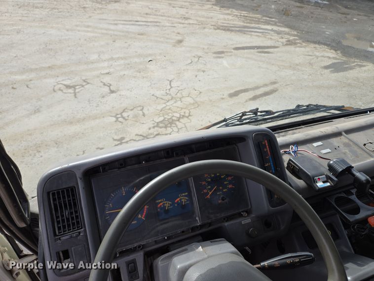 image for item EQ6779 2004 Hino  SQ3325 flatbed truck