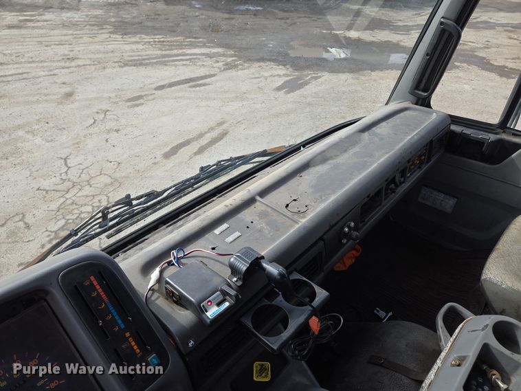 image for item EQ6779 2004 Hino  SQ3325 flatbed truck