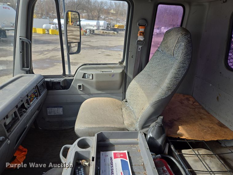 image for item EQ6779 2004 Hino  SQ3325 flatbed truck