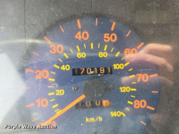 image for item EQ6779 2004 Hino  SQ3325 flatbed truck