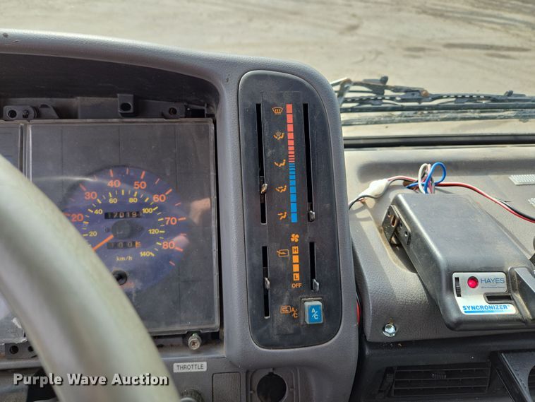 image for item EQ6779 2004 Hino  SQ3325 flatbed truck