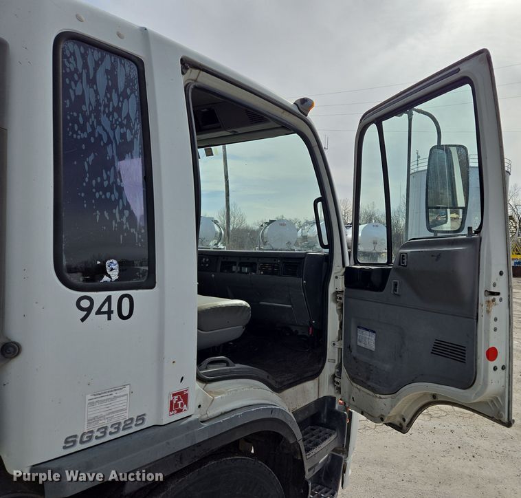 image for item EQ6779 2004 Hino  SQ3325 flatbed truck