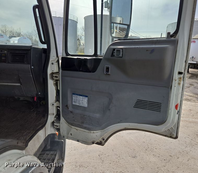 image for item EQ6779 2004 Hino  SQ3325 flatbed truck