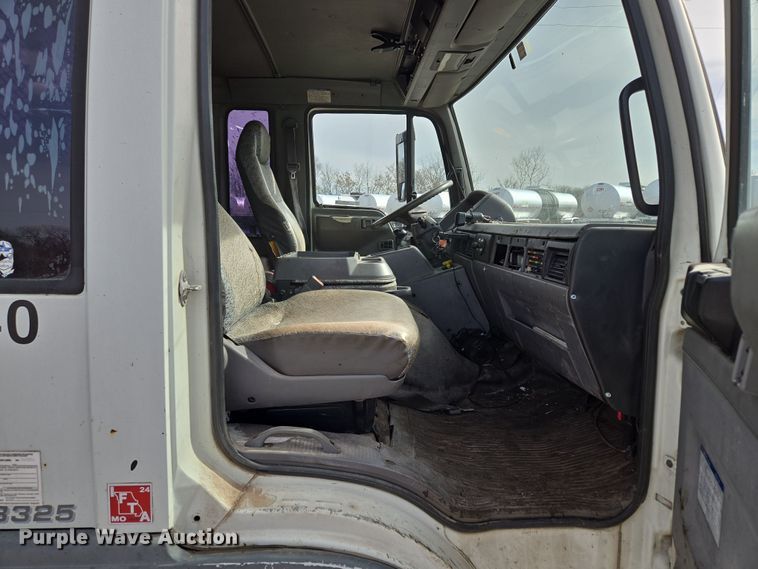 image for item EQ6779 2004 Hino  SQ3325 flatbed truck