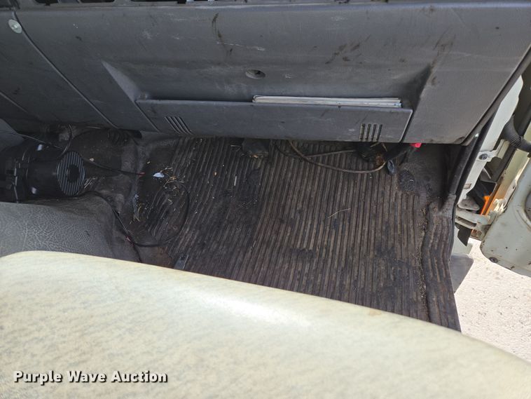 image for item EQ6779 2004 Hino  SQ3325 flatbed truck