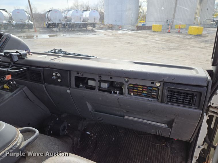 image for item EQ6779 2004 Hino  SQ3325 flatbed truck