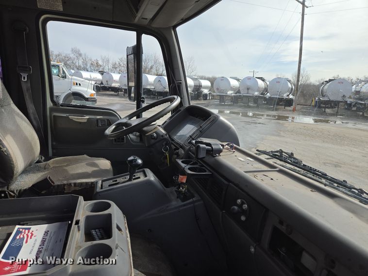 image for item EQ6779 2004 Hino  SQ3325 flatbed truck