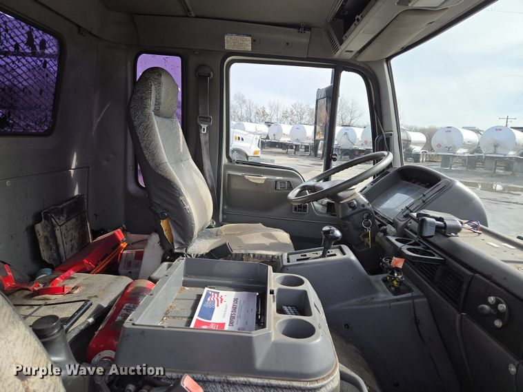 image for item EQ6779 2004 Hino  SQ3325 flatbed truck