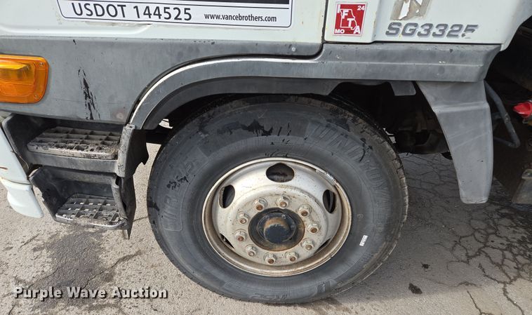 image for item EQ6779 2004 Hino  SQ3325 flatbed truck