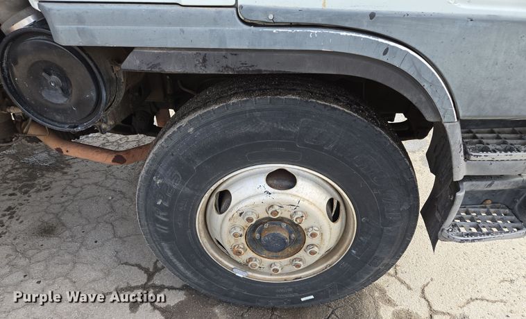 image for item EQ6779 2004 Hino  SQ3325 flatbed truck