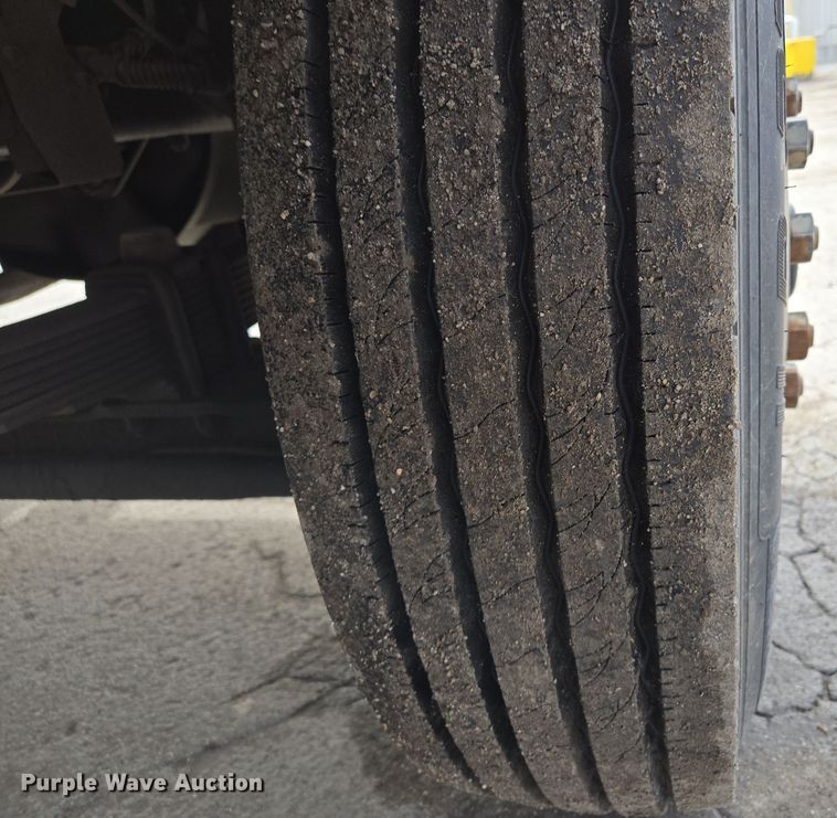 image for item EQ6779 2004 Hino  SQ3325 flatbed truck