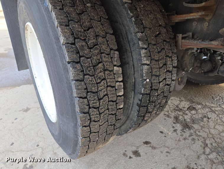 image for item EQ6779 2004 Hino  SQ3325 flatbed truck