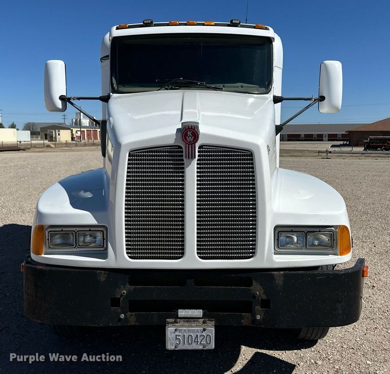image for item ER8839 2003 Kenworth T600 semi truck