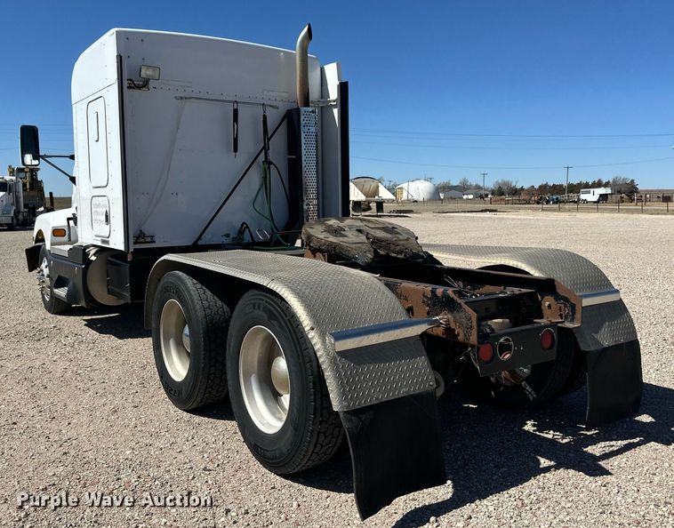 image for item ER8839 2003 Kenworth T600 semi truck