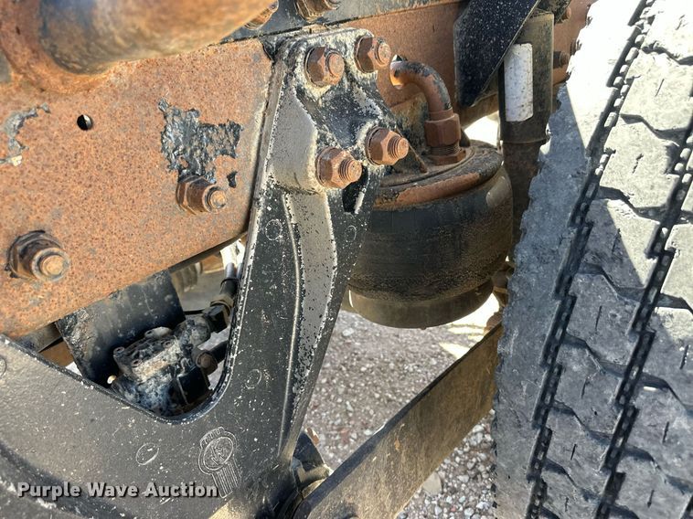 image for item ER8839 2003 Kenworth T600 semi truck