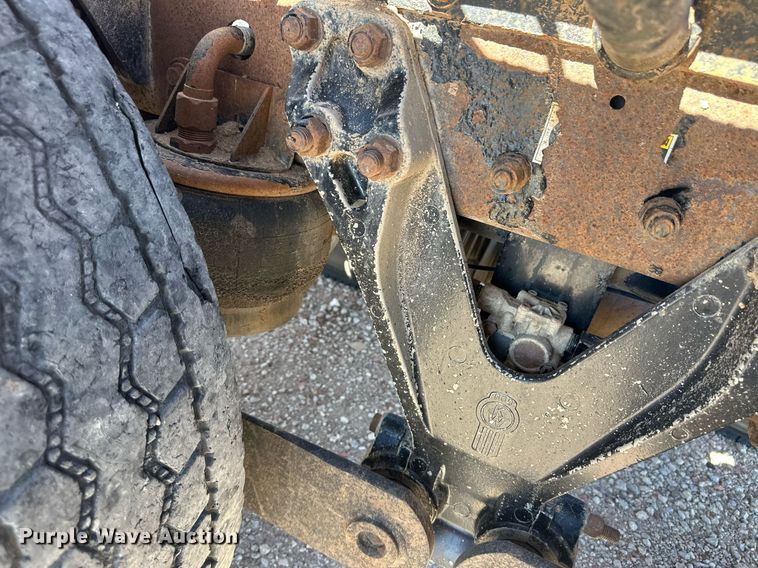 image for item ER8839 2003 Kenworth T600 semi truck