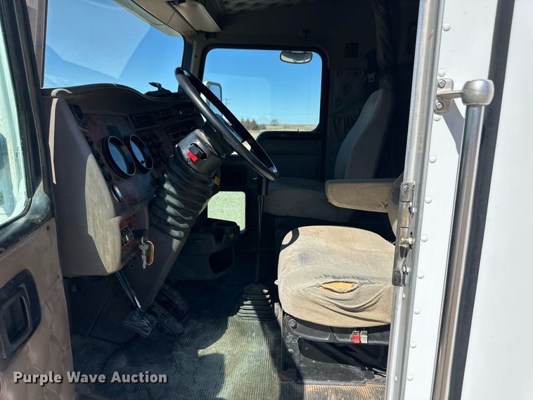 image for item ER8839 2003 Kenworth T600 semi truck