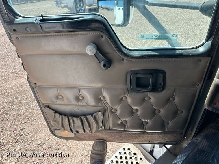 image for item ER8839 2003 Kenworth T600 semi truck