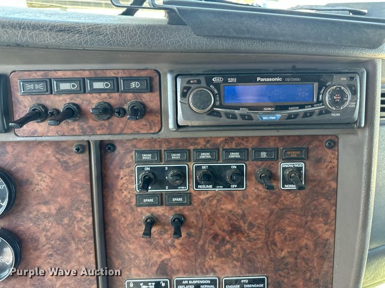 image for item ER8839 2003 Kenworth T600 semi truck