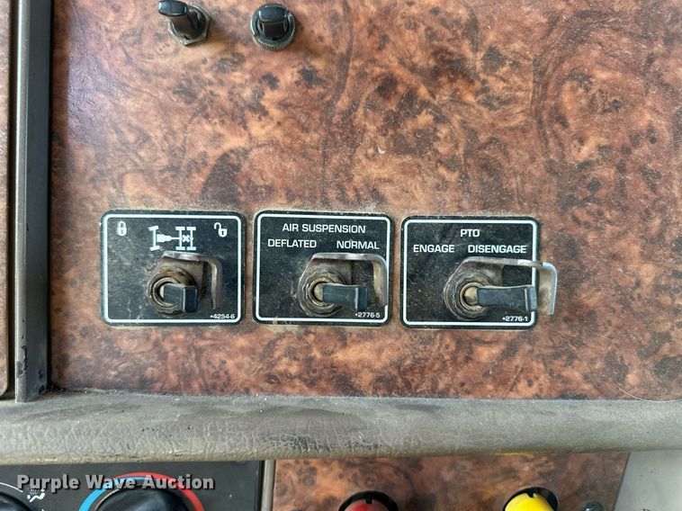 image for item ER8839 2003 Kenworth T600 semi truck