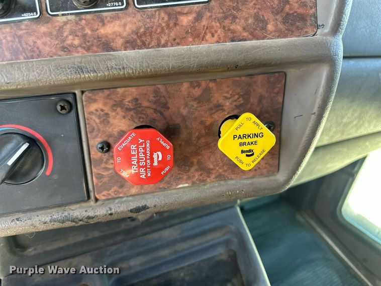 image for item ER8839 2003 Kenworth T600 semi truck