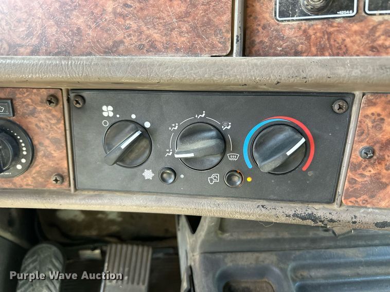 image for item ER8839 2003 Kenworth T600 semi truck