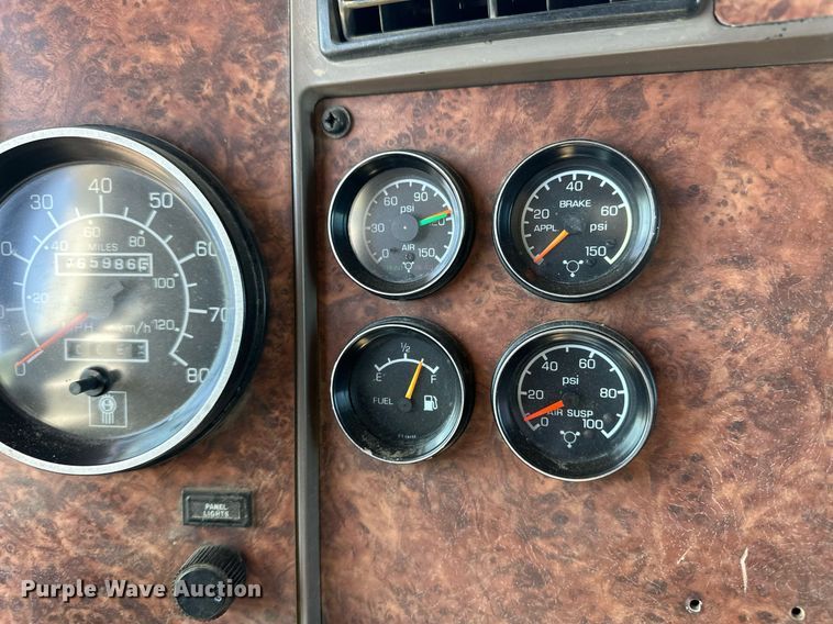 image for item ER8839 2003 Kenworth T600 semi truck