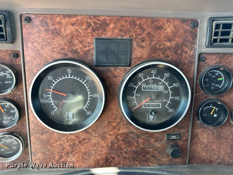 image for item ER8839 2003 Kenworth T600 semi truck