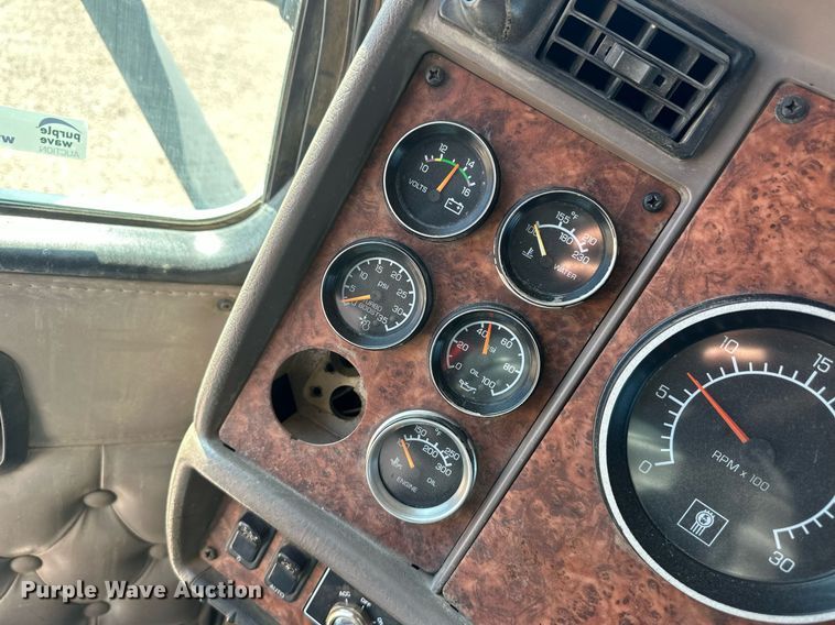 image for item ER8839 2003 Kenworth T600 semi truck